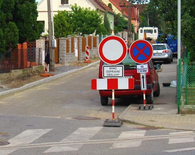 86 Příklad přechodné úpravy provozu na pozemních komunikacích provedené přenosnými dopravními značkami svislými: (4) Přechodná úprava provozu na pozemních komunikacích a užití zařízení pro provozní