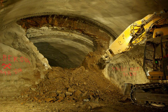 2.3. PARAMETRY A GEOMETRIE TUNELU 5 a původní plánovaný termín dokončení, prosinec roku 2012, musel být o více než rok posunut. Nyní se plánuje termín otevření na duben roku 2014.