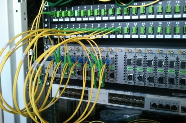 Centrální síťový prvek SDH Lucent AMU v Laboratoři přenosové techniky.