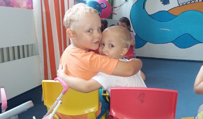 Proč Mrňouskové? Proč právě my: Protože máme nadšení a touhu dělat dobrou věc. Tím, že se snažíme udělat něco pro své děti, můžeme také udělat něco pro děti druhých.