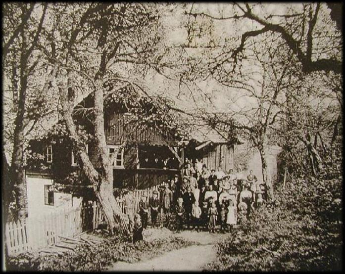 Historie Sklenářovic Vesnice byla založena roku 1009, když jistý Martin Reehenbergen postavil malou sklárnu a tím vzniklo jméno Sklenářovice (Glasendorf). V 15.