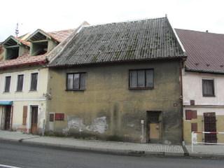 zazdění oken v přízemí, výměna krytiny za vlnitý eternit. Střecha z vlnitého eternitu. Zazděné okna v i.n.p. V II.n.p. Pouze dvě okna (trojáky) Poškozená omítka i střecha.