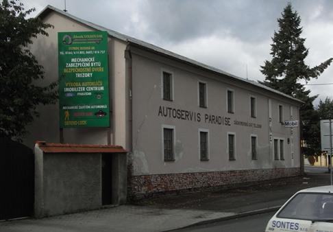 Součástí domu i objekt na zrušeném čp 89, dvůr s několika řadovými garáţemi. SURPMO 97 Nevhodný provoz do MPZ jakj umístěním do plochy bývalého městského hradebního příkopu tak provozem.