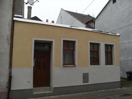 SURPMO 97 Dům je poze přízemní s rovnou střechou narušuje původnáí urbanistickou strukturu zástavby ulice.