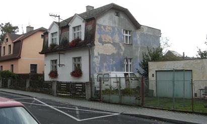 972 - přestavba s přístavbou dvorního křídla Poškozená omítka na štítových stěnách Fotografie 29- oprava krytiny 25 5, doplňující 337 Bezručova 57/2, 446, 962/4, 773 samostatně stojící +P 2/5 JP