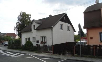 996 přistaveny v zahradě garáţe.