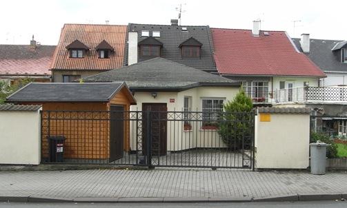 Fotografie 29- doplňující 374 Jáchymovská 57, 2877 samostatně stojící Základní popis: provozní pavilon lékařská ordinace Nebytový prostor % Stav objektu: neuspokojivý Výstavba nebyla přínosem pro