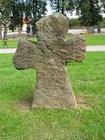 Fotografie 29-4972/4-97 v seznamu j3 Karlovarská 76 J Základní popis: Nebytový prostor Vlastník: Město Ostrov, Klínovecká 24, Ostrov, 363 Stav objektu: přední strana smírčího kříţe - květen 29 Číslo