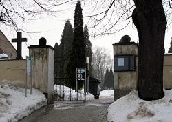 Počkozené nátěry a omítky pod přesahem krycích desek.