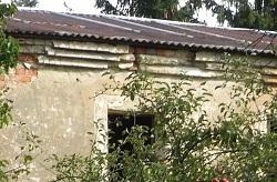 výměna krytiny za vlnitý plech Objekt ve velmi špatném stavebním stavu, krytina vlnitý polech zrezivělý, zatékáním poškozené římsy i zdivo. Chybí výoplně otvorů v II.N.P., poškozené omítky.