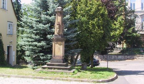 Souhlas s opravou NPU Loket -rozhodnutí č.j. OMM/954/8 ze dne 3.8.28 Chybí osazení sochy Nejsvětější trojice a restaurátorská oprava celého pomníku.