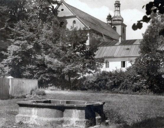 Souhlas s opravou NPU Loket -rozhodnutí č.j. OMM/955/8 ze dne 6.8.28 Chybí litinový výtokový stojan a vedlo stávající pítko.
