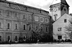 pomníček je nahnutý. Fotografie 29- doplňující s5 Jáchymovská 252/7 památka 2 Základní popis: lípa a památníček Nebytový prostor Území nutno řešit viz návrh úprav ploch a prostorů ht3.