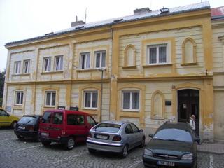 novostavba 93 SURPMO 97 nevhodná okna opadávající nátěry Fotografie 29- adaptace dvorních garáţí garáře a oplocení údrţba 99 996 23 35, 25, 6, památkový zájem 25 Malé náměstí 3,227,292 řadový koncový