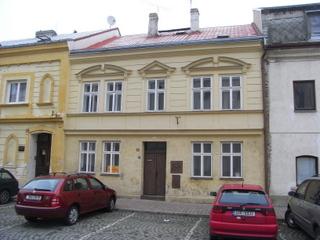 SURPMO 97 poškozená omítka a nátěr fasády střecha alukryt Fotografie 29- údrţba 2 7, památkový zájem 26 Malé náměstí 226/2 řadový 2 Základní popis: měšťanský dům Nebytový prostor dům na podzim roku