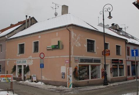 nově postaveno roku 866 po poţáru v Dlouhé ulici, v roce 9 přestavba SURPMO 97 nevhodná velikost a rozmístění oken (trojáky) příliš utilitární fasáda, oprýskané nátěry, nesjednocené označení 4