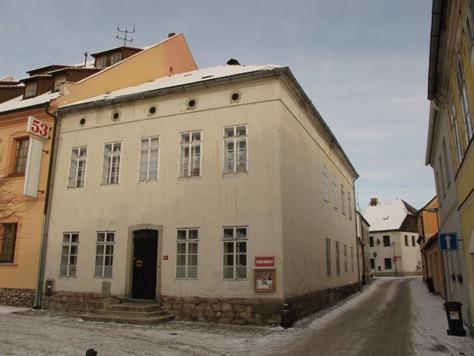 SURPMO 97 výhledově nutná vnitřní rekonstrukce interieru Fotografie 29- památkový zájem 54 Staré náměstí 98 řadový nároţní 2 2 /3 Základní popis: měšťanský dům truhlářská dílna, výtvarné ateliery,