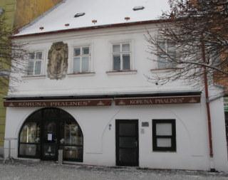 959 povolena břízolitová fasáda, 994/5 přístavba technického zázemí cukrárny SURPMO 97 bombastická plátěná markýza schází barevný nátěr fasády do náměstí přízemní garáţe do Ţiţkovy ulice Fotografie