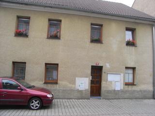 98 stavební úpravy SURPMO 97 uliční fasáda s tvrdou omítkou, architektonické články odčleněny, omítka do dvora značně poškozená, chybí nátěry štítové zdi do uličky Na Máchadle, chybí rámy kolem oken,
