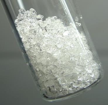 Fenol C 6 H 5 OH hydroxybenzen kyselina karbolová bílá krystalická pevná látka sladkého dehtového zápachu, jedovatý leptavé účinky na všechny tkáně v těle smrtelná dávka se pohybuje od 1 do 12 g při