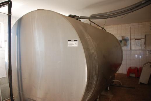 Musí být rychlé a účinné (zabránit růstu mikroorganismů) + 4 C Technologie chlazení: - Průtokový chladič s úchovnou nádrží -