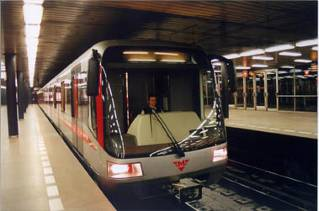 PRODUKTY FIRMY SIEMENS Soupravy M1 pro metro Praha Vozy M1 metra Praha jsou nejznámějšími novými hnacími vozidly Siemens ADtrans SGP. Pětivozová jednotka se skládá ze 3 typů vozů, M1.1, M1.2, M1.3. M1.1 jsou 2 čelní vozy se stanovištěm strojvedoucího, vlakovým zabezpečovačem a vlakovou baterií.