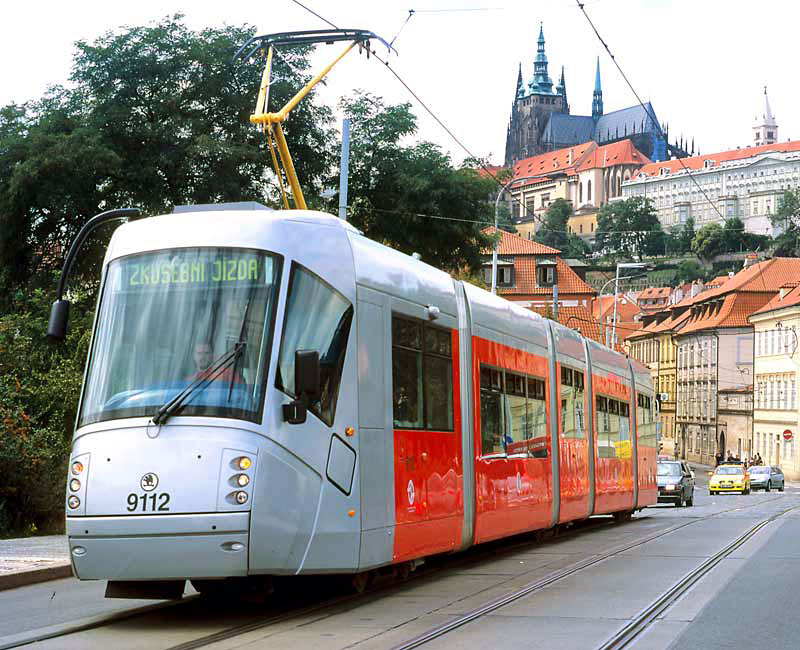 Tramvaj Škoda 14 T (Bo Bo Bo ) pro Prahu Základní technické parametry Přepravní kapacita Trolejové napětí 600 Vss Počet míst pro sedící cestující Uspořádání pojezdu Bo Bo Bo Počet míst pro stojící