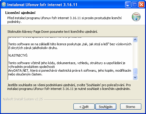 6. Další obrazovka se týká licenční smlouvy, kterou doporučujeme důkladně pročíst. 7. Stisknutím tlačítka Souhlasím pokračujte v instalaci. 8.