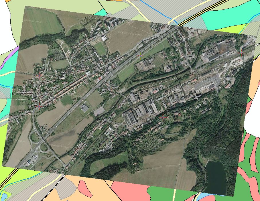 cz jako běžný obrázek nemá vlastní geografické souřadnice. Máme však k dispozici GIS a v něm vektorovou mapu v souřadném systému.