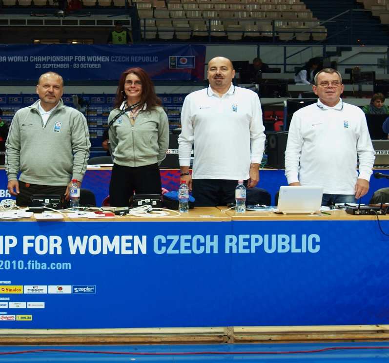 Propozice NF / F 2015 strana 9 / 12 5. Prezentace partnera ČBF V případě, že je znám oficiální partner ČBF pro NF / F, zajistí pořadatel prezentaci ČBF a partnera dle následujících požadavků : 5.1. Titulární partner V případě titulárního partnera je třeba tohoto partnera uvádět vždy jako nedílnou součást názvu finálového turnaje 5.