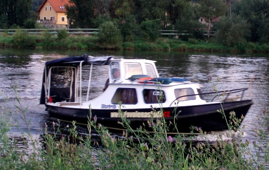 LODĚ NA VLTAVĚ A LABI Tarpon 42 (10-12 osob) Délka: 13,1m, šířka 4,3m, ponor 1m Motor: stabilní lodní dieselový Kubota Výbava: 2x sprcha, 2x WC, zařízená kuchyně, nezáv.