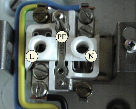 Zkus být elektrikářem I. Zásuvkový obvod - zjednodušený Komentář: Zásuvkové obvody se zřizují pro připojení spotřebičů vidlicí do zásuvky.