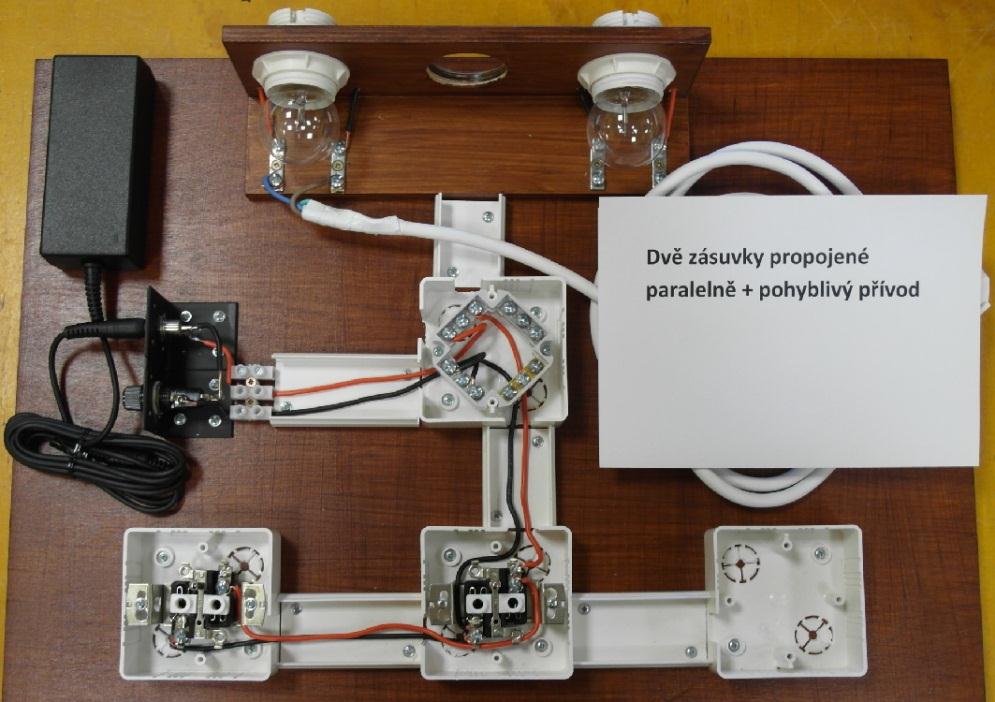 Pomůcky: nůž, elektrikářské kleště, šroubovák, vodiče, pájka Pracovní postup: Zapojení jedné i dvou paralelně zapojených zásuvek odpovídá síti TN C.