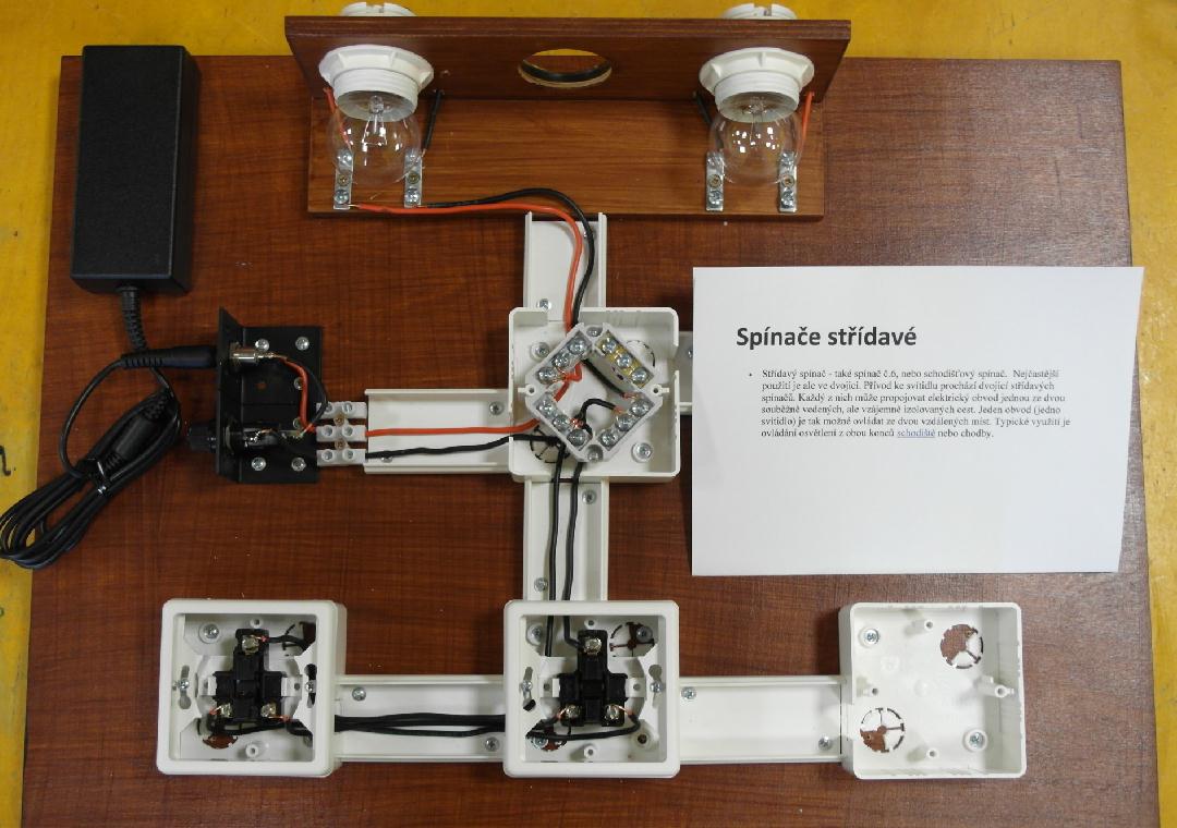 IV. Spínače střídavé Komentář: Střídavý spínač (také spínač č. 6, nebo schodišťový spínač) má jeden společný přívod a dva vývody, ke kterým tento společný přívod střídavě připojuje.