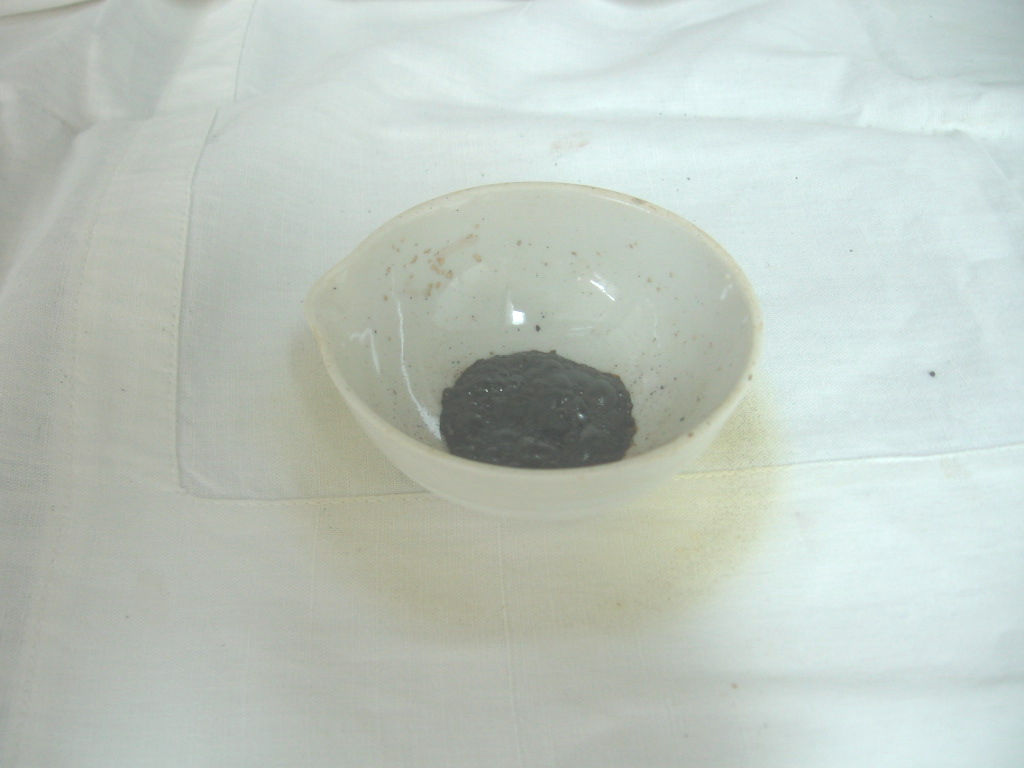 Postup: 1) Smícháme hliník s jódem v poměru 1:14, směs umístíme do porcelánové misky. 2) Střičkou přidáme do směsi dvě až tři kapky vody. 3) Misku přikryjeme velkou kádinkou.
