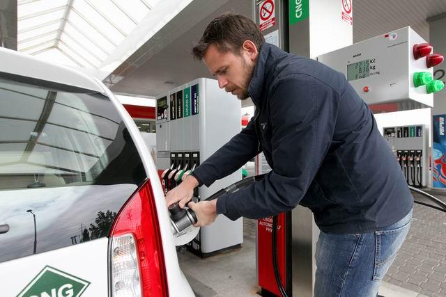 Jak to děláme my Odbourávání bariér na čerpacích stanicích 1. CNG stojany na ostrůvku mezi běžnými palivy 2.