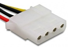 Periferní konektory mechanik. 3.2.1 Periferní konektor molex a S-ATA Výrobcem konektoru je firma Molex, tento název se zažil i pro samotný konektor.