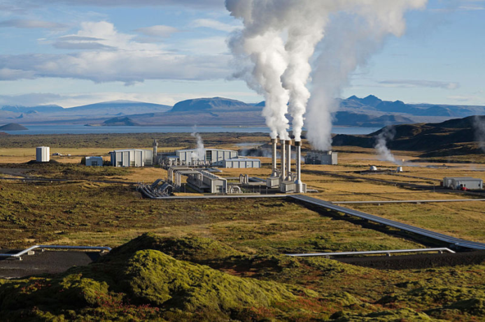 Geotermální energie Geotermální energie je přirozený projev tepelné energie zemského jádra, která vzniká rozpadem radioaktivních látek a působením slapových sil.