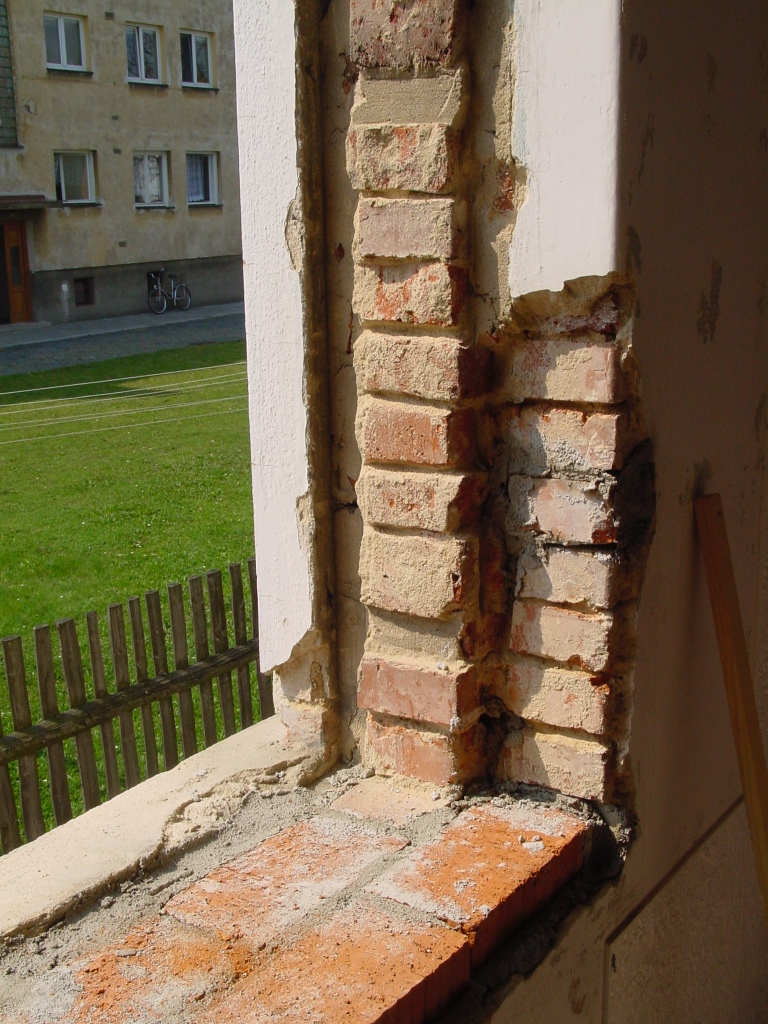 Chyby při montáži Nedostatečná příprava stavebního otvoru V některých případech nestačí očistit povrch od prachu a podklad penetrovat, ale je potřeba doplnit chybějící části zdiva a vyrovnat