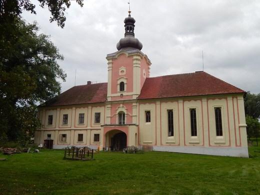 c. PaedDr. Iva Málková, Ph.D. Prohlídka interiérů zámku s restaurovanými freskami z roku 1758 od Jana Václava Spitzera, zámecký park. Návštěva zámecké restaurace. Rybník Návesník.