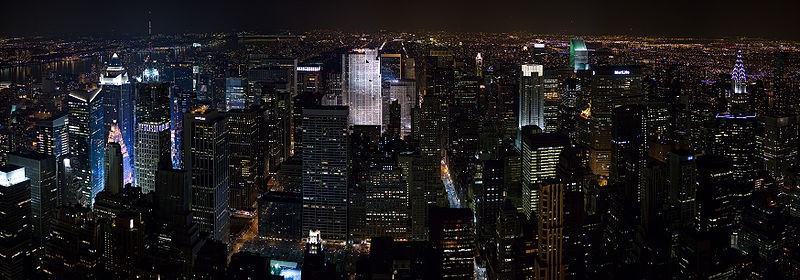 Charakteristickým znakem New Yorku je nesmírné množství mrakodrapů, především pak na Manhattanu. V New Yorku se nalézá asi 5600 mrakodrapů a 48 z nich má přes 200 m, což je nejvíce na svëtë.