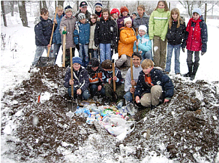 - 6-6. Celoroční projekt Vlastní skládka odpadů Žáci 5. ročníku vykopali 13.11 2007 na škol.