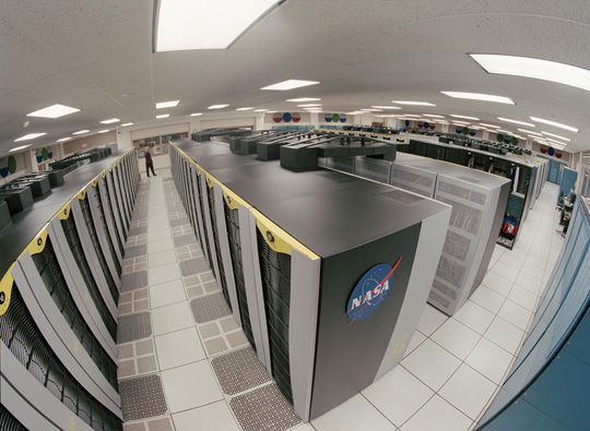 Superpočítač Je velmi výkonný počítačový systém, který se zabývá výpočty např. kolizní dráhy planet a asteridů, výzkumem genomu, modelací jaderných výbuchů, předpověďmi počasí apod.