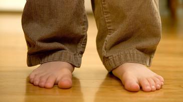 Pokles dotykové teploty podlahy Pokles dotykové teploty podlahy Δθ 10 [ C] je kritérium hodnotící pocit člověka stojícího bosou nohou na podlaze.