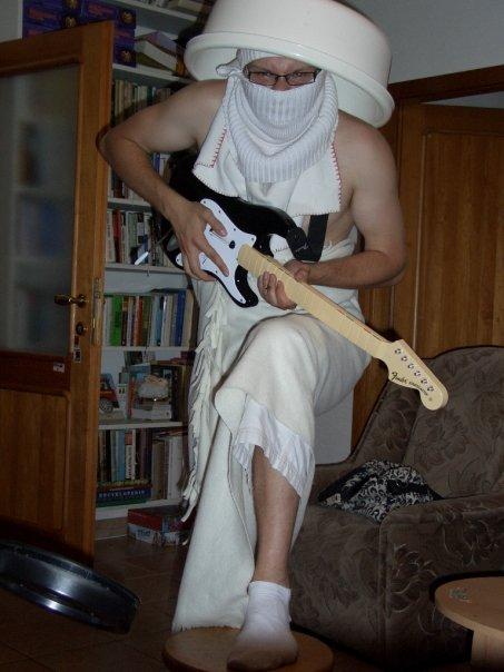 Matouš Hruška Rád hraje na kytaru (Skutečnou i plastovou z Guitar Hero).
