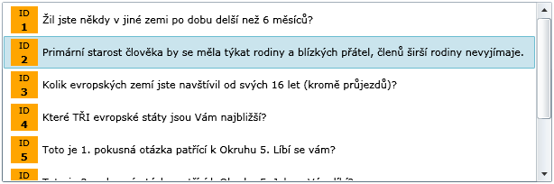 odkazem na název sloupce načítané tabulky, jehož hodnota má být na příslušném místě zobrazena.
