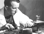 ZAJÍMAVOSTI A PŘÍSPĚVKY ČTENÁŘŮ Vytváření figurky podle výtvarné předlohy prof.