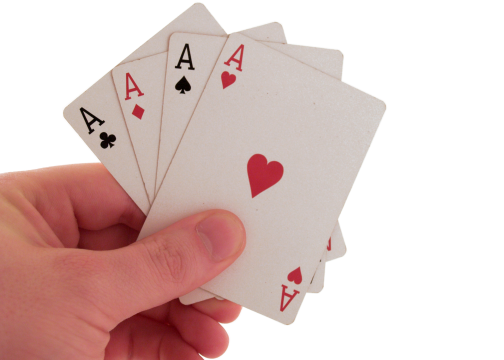 Pravidla hry Úvod Holdem je hra se společnými kartami ve které každý hráč může používat kteroukoli z 5 společných karet a dvě vlastní, aby udělal svou kombinaci.