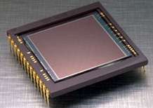 CCD (Charge Coupled Device) Tvořeno polem jednotlivých miniaturních elektrod (μm), pixelů Ty jsou