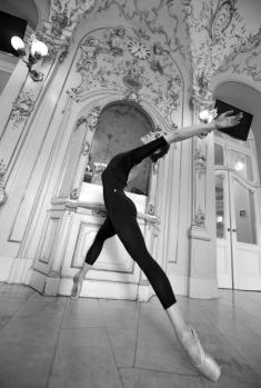 Zajímavosti na závěr Výstava na II. balkoně historické budovy ND Až do 2. října máte příležitost prohlédnout si výstavu italského fotografa Simona Ghery na II.